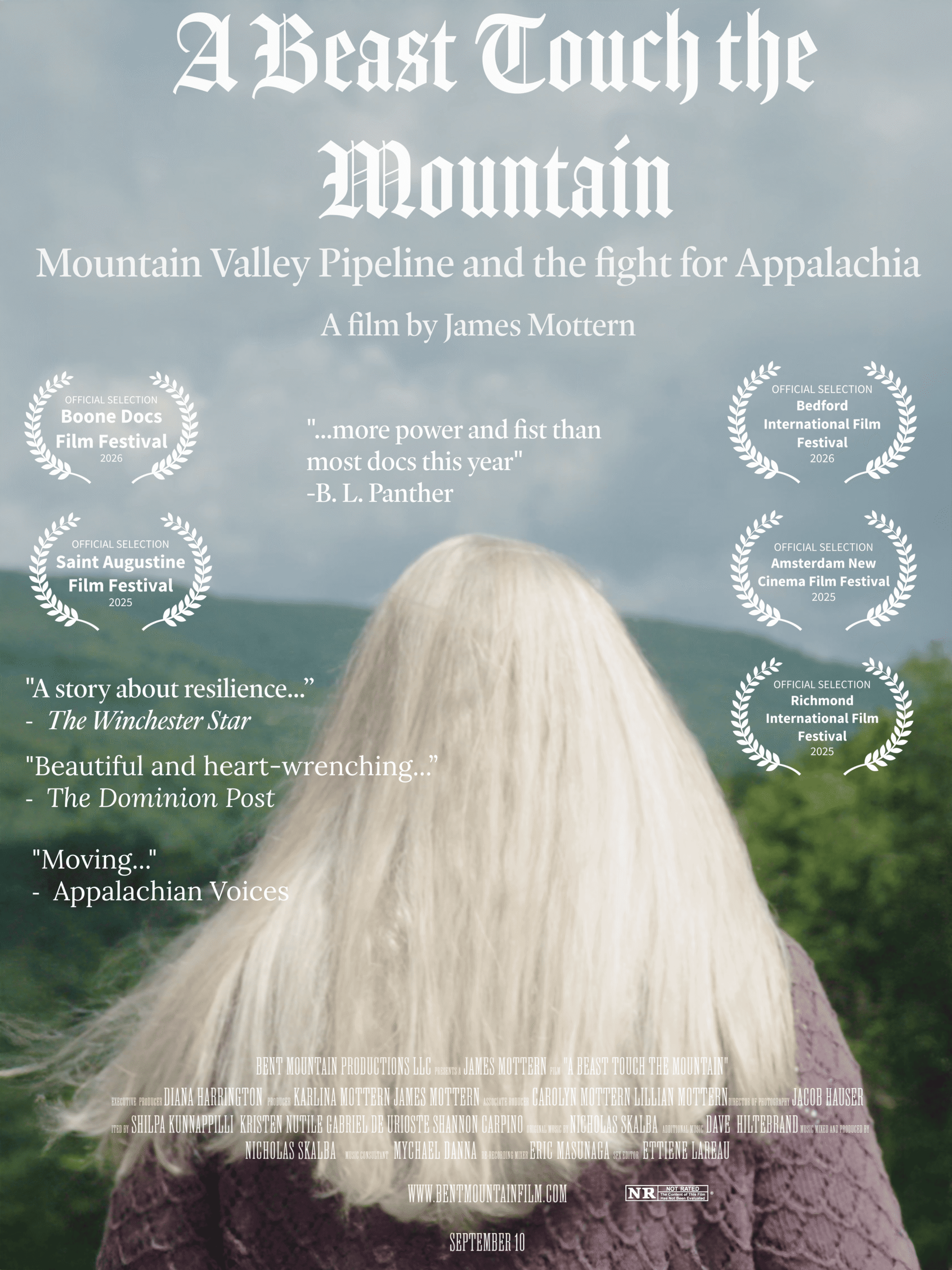 Locandina del film "A Beast Touch the Mountain", diretto da James Mottern. Il poster mostra una persona di spalle con lunghi capelli bianchi, affacciata su un panorama montuoso. Il film tratta del gasdotto Mountain Valley e della lotta per l'Appalachia. Diverse selezioni ufficiali e recensioni positive sono visibili sul poster.
