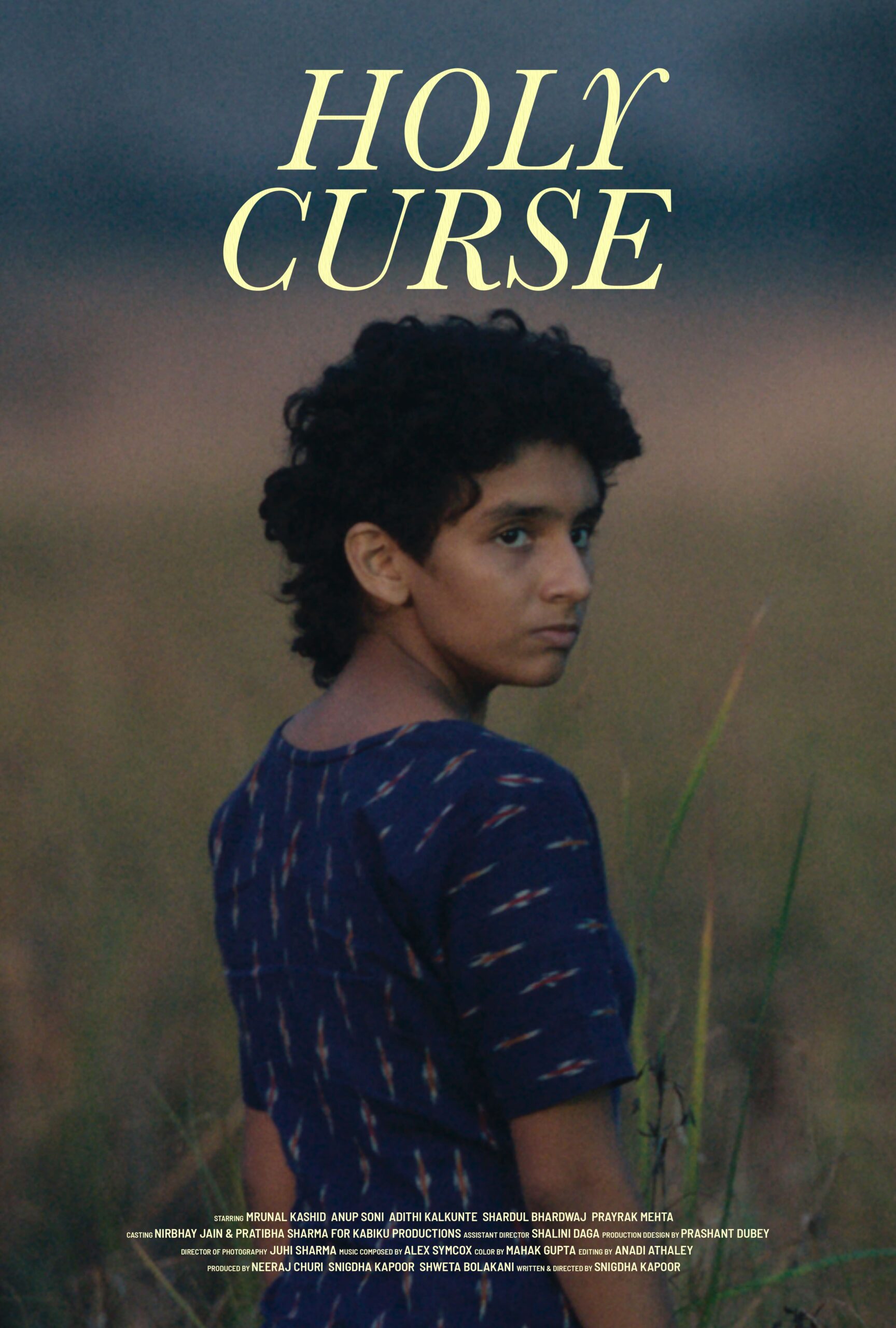Locandina del film "HOLY CURSE" di Snigdha Kapoor, con elementi visivi che richiamano il tema del film.
