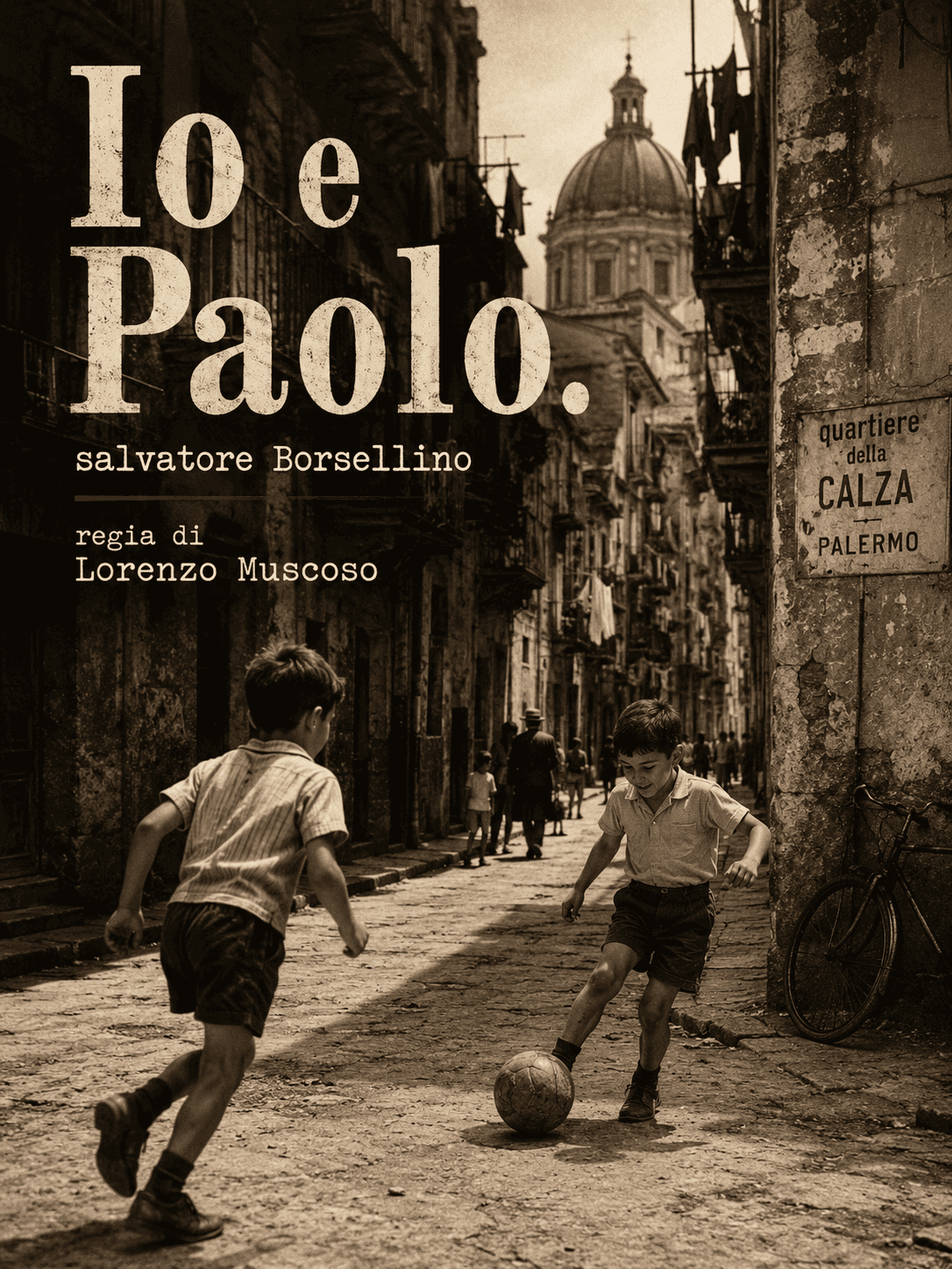 Immagine del film "IO E PAOLO" con due bambini che si divertono a giocare a calcio all'aperto in una strada di Palermo